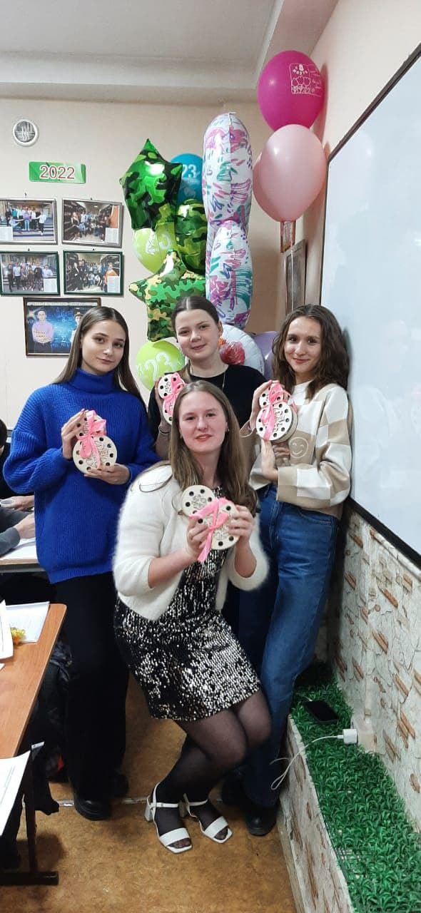 Ученицы с подарками на празднике в классе
