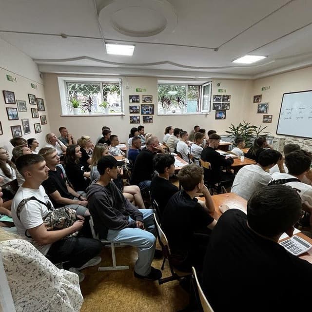 Полный класс на занятии в центре