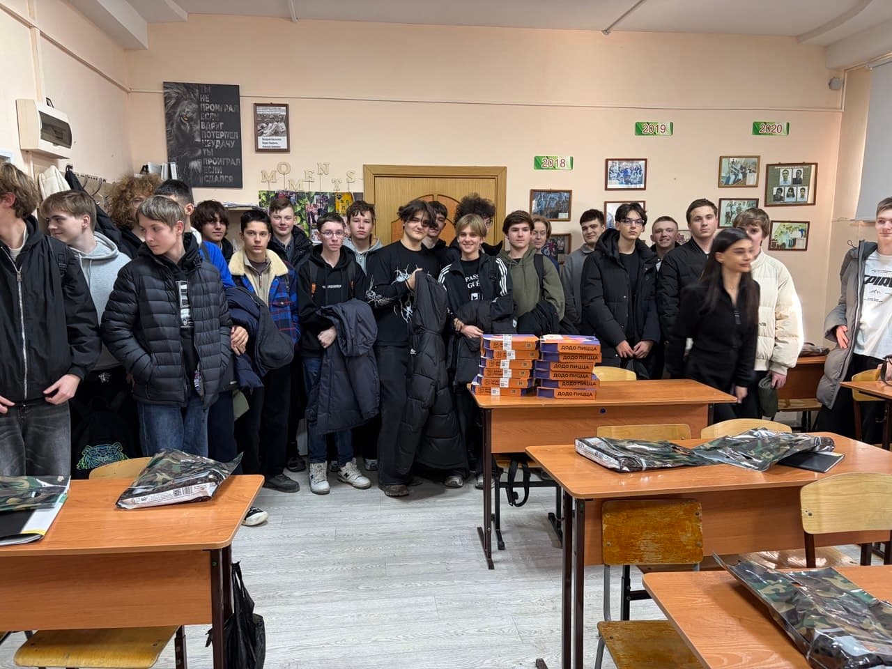 Группа учеников с пиццей после занятия